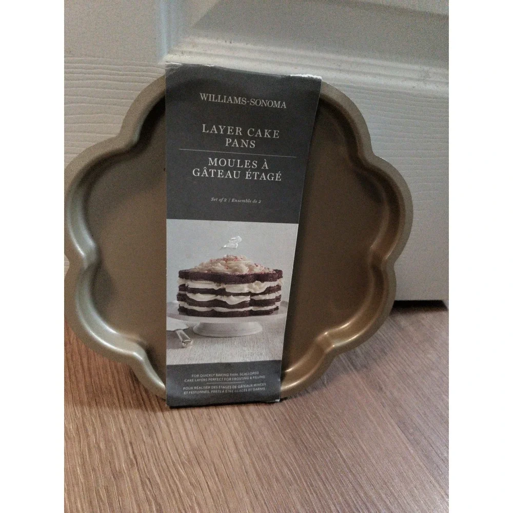 Williams Sonoma  Thin Scalloped Layer Cake Pan Set (2 pans) New